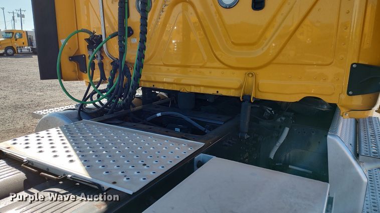 image for item LP9171 2018 Freightliner Cascadia 125  semi truck