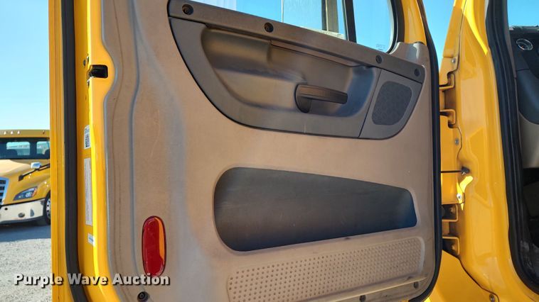 image for item LP9171 2018 Freightliner Cascadia 125  semi truck