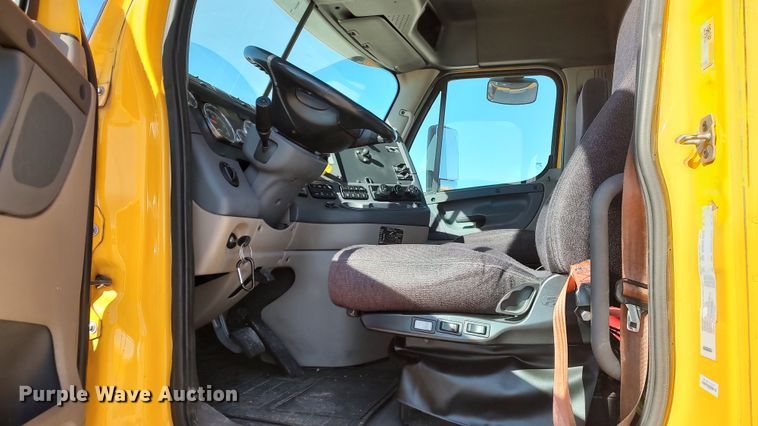 image for item LP9171 2018 Freightliner Cascadia 125  semi truck