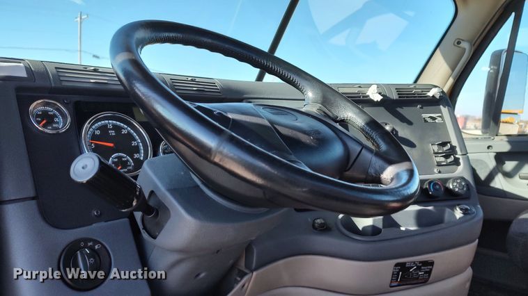 image for item LP9171 2018 Freightliner Cascadia 125  semi truck