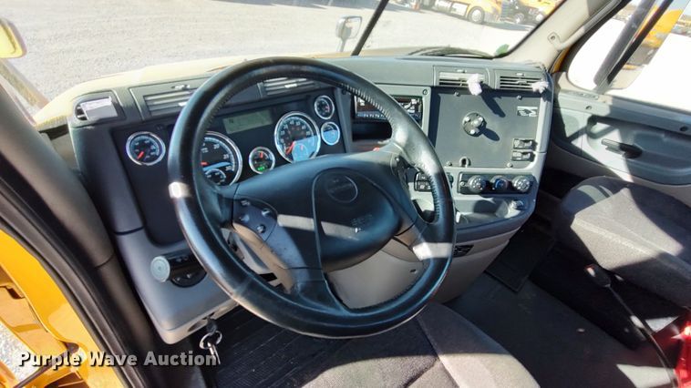 image for item LP9171 2018 Freightliner Cascadia 125  semi truck