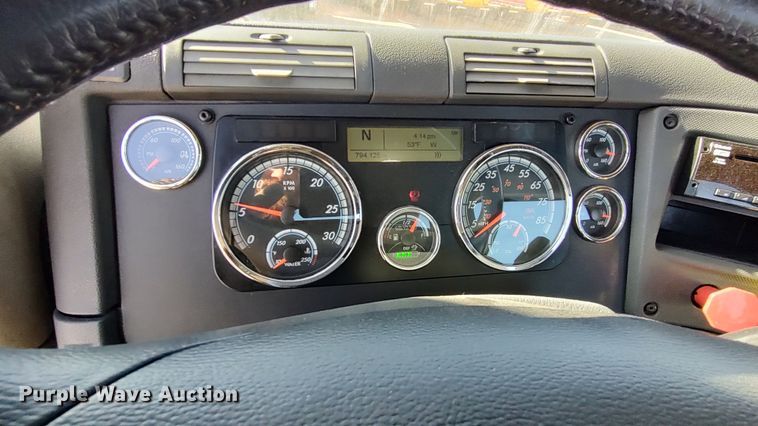 image for item LP9171 2018 Freightliner Cascadia 125  semi truck