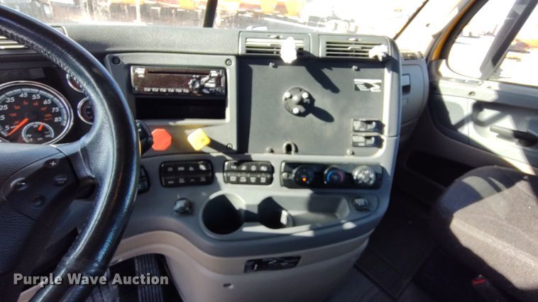 image for item LP9171 2018 Freightliner Cascadia 125  semi truck