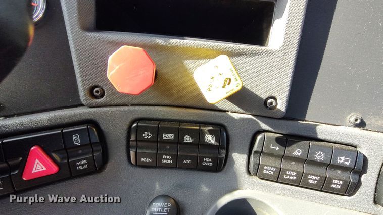 image for item LP9171 2018 Freightliner Cascadia 125  semi truck