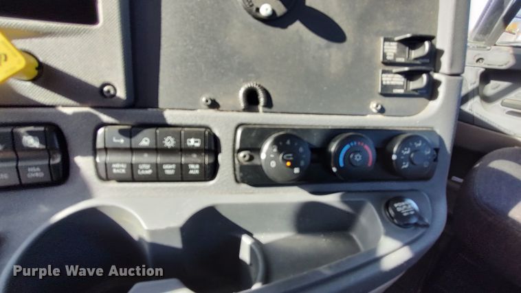 image for item LP9171 2018 Freightliner Cascadia 125  semi truck