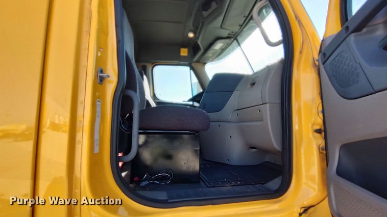 image for item LP9171 2018 Freightliner Cascadia 125  semi truck