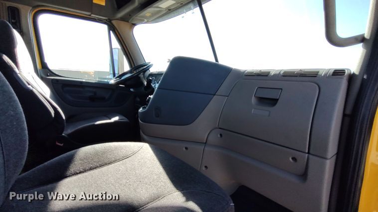 image for item LP9171 2018 Freightliner Cascadia 125  semi truck