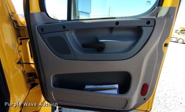 image for item LP9171 2018 Freightliner Cascadia 125  semi truck