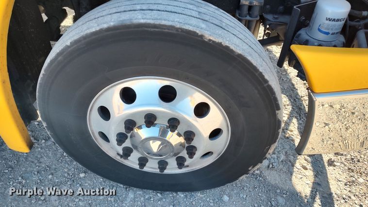 image for item LP9171 2018 Freightliner Cascadia 125  semi truck