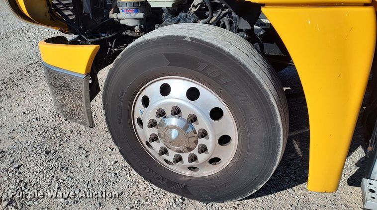 image for item LP9171 2018 Freightliner Cascadia 125  semi truck