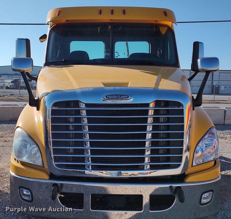 image for item LP9172 2018 Freightliner Cascadia 125  semi truck