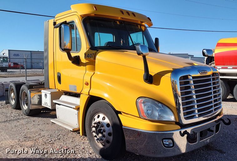 image for item LP9172 2018 Freightliner Cascadia 125  semi truck
