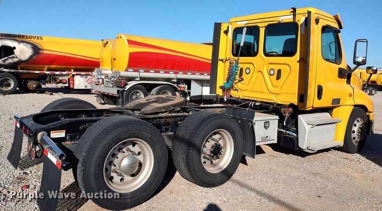 image for item LP9172 2018 Freightliner Cascadia 125  semi truck