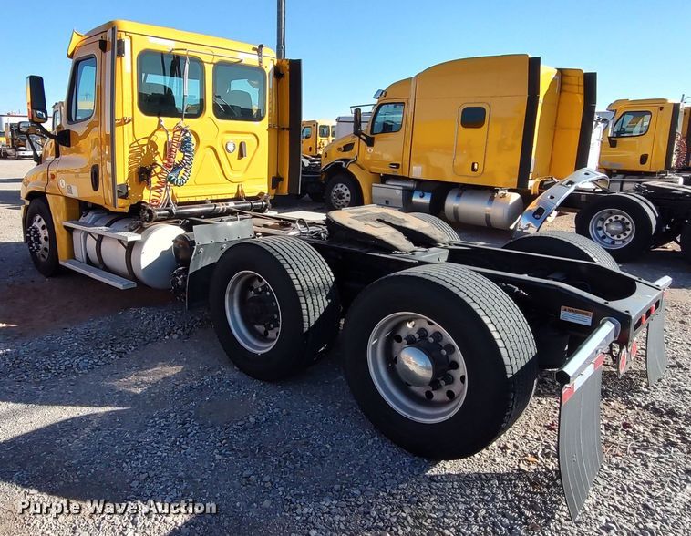 image for item LP9172 2018 Freightliner Cascadia 125  semi truck