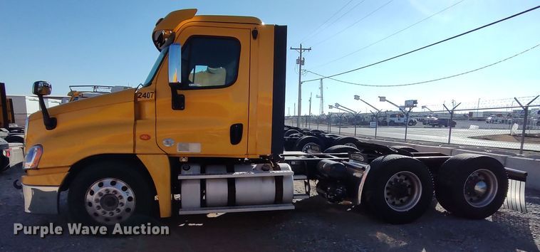 image for item LP9172 2018 Freightliner Cascadia 125  semi truck