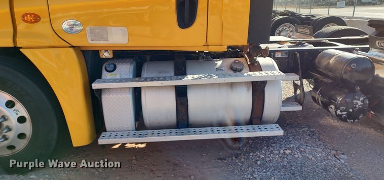 image for item LP9172 2018 Freightliner Cascadia 125  semi truck