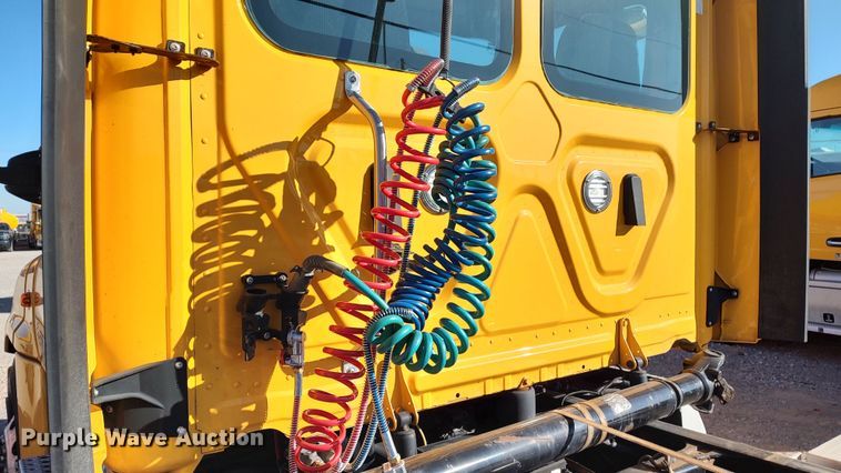 image for item LP9172 2018 Freightliner Cascadia 125  semi truck