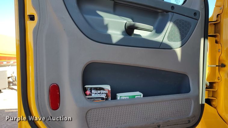 image for item LP9172 2018 Freightliner Cascadia 125  semi truck