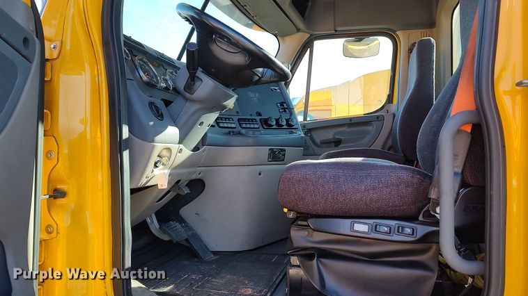 image for item LP9172 2018 Freightliner Cascadia 125  semi truck