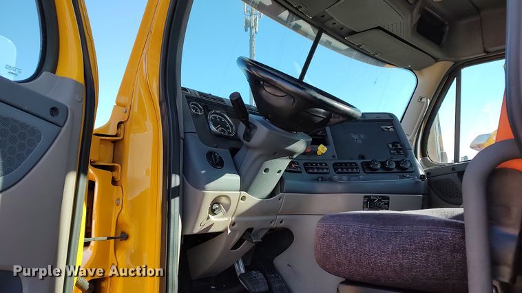 image for item LP9172 2018 Freightliner Cascadia 125  semi truck