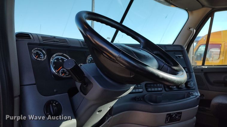 image for item LP9172 2018 Freightliner Cascadia 125  semi truck