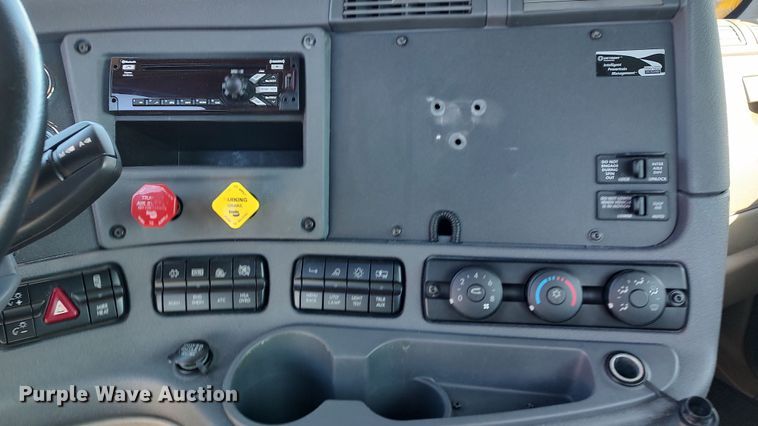 image for item LP9172 2018 Freightliner Cascadia 125  semi truck