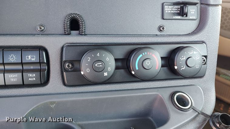 image for item LP9172 2018 Freightliner Cascadia 125  semi truck