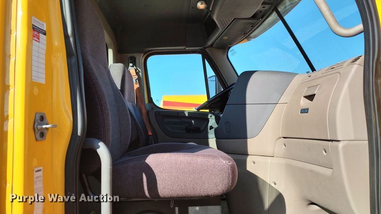 image for item LP9172 2018 Freightliner Cascadia 125  semi truck