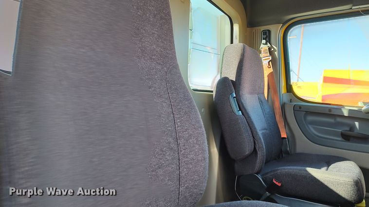 image for item LP9172 2018 Freightliner Cascadia 125  semi truck