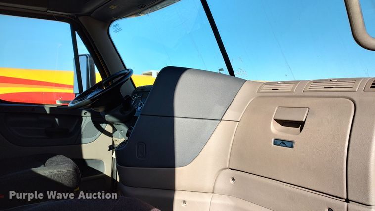 image for item LP9172 2018 Freightliner Cascadia 125  semi truck