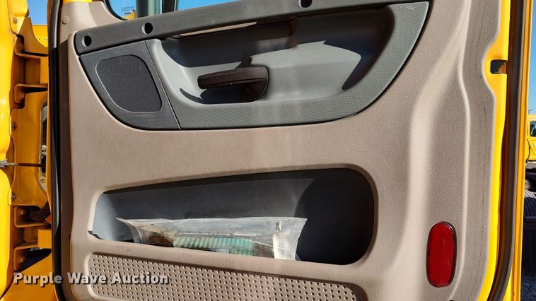 image for item LP9172 2018 Freightliner Cascadia 125  semi truck