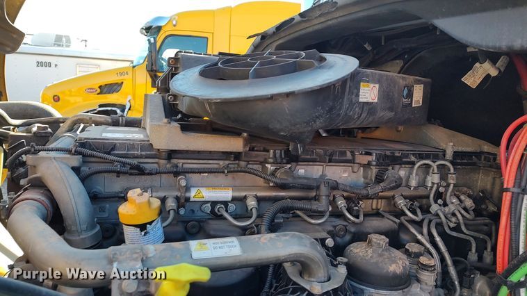 image for item LP9172 2018 Freightliner Cascadia 125  semi truck