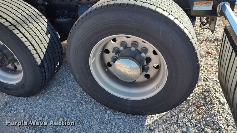 image for item LP9172 2018 Freightliner Cascadia 125  semi truck