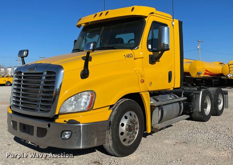 image for item LP9173 2017 Freightliner Cascadia 125  semi truck