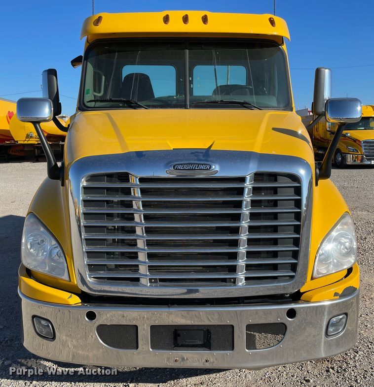 image for item LP9173 2017 Freightliner Cascadia 125  semi truck