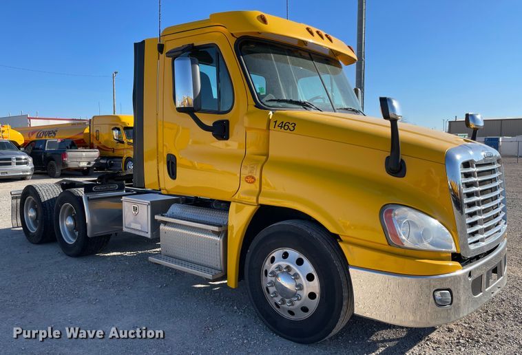 image for item LP9173 2017 Freightliner Cascadia 125  semi truck