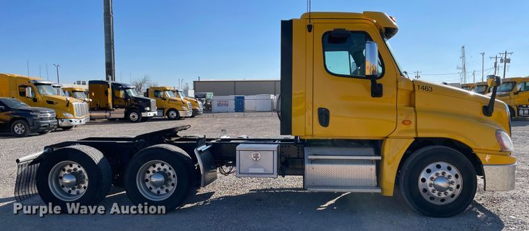 image for item LP9173 2017 Freightliner Cascadia 125  semi truck