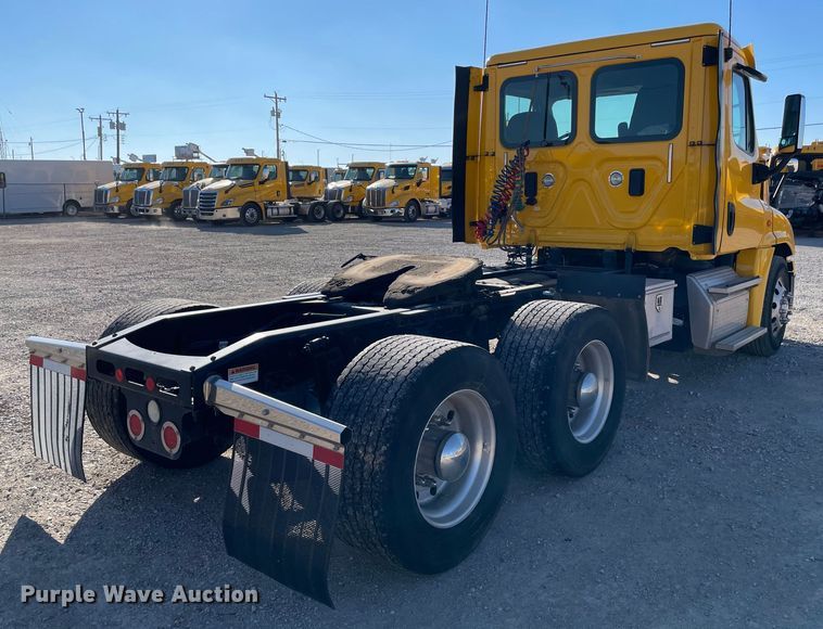 image for item LP9173 2017 Freightliner Cascadia 125  semi truck