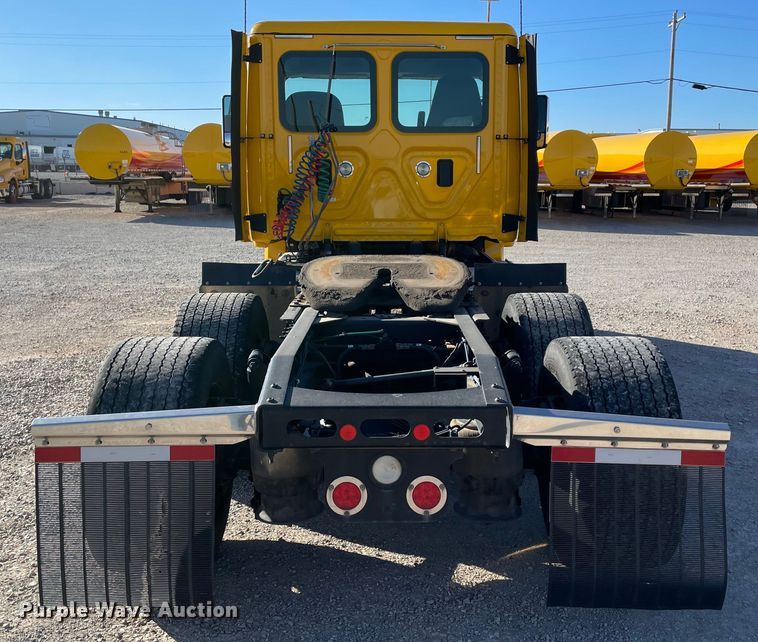 image for item LP9173 2017 Freightliner Cascadia 125  semi truck