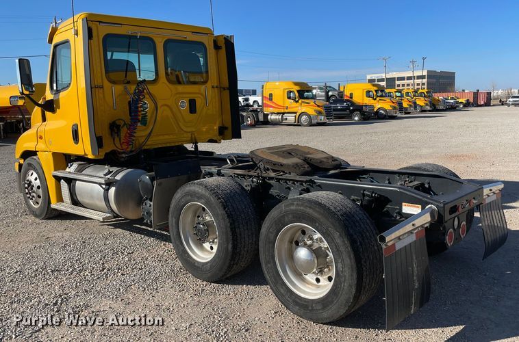 image for item LP9173 2017 Freightliner Cascadia 125  semi truck