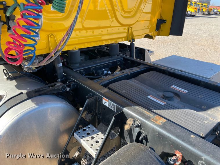 image for item LP9173 2017 Freightliner Cascadia 125  semi truck