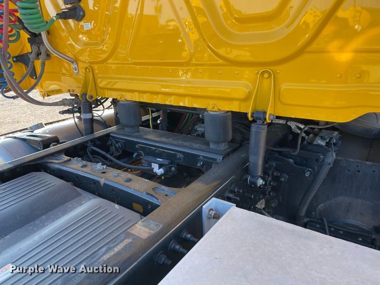 image for item LP9173 2017 Freightliner Cascadia 125  semi truck