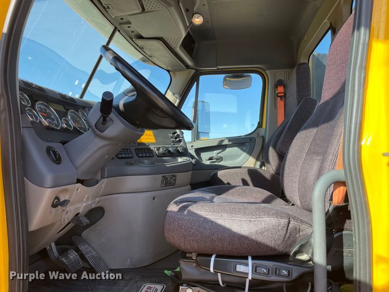 image for item LP9173 2017 Freightliner Cascadia 125  semi truck