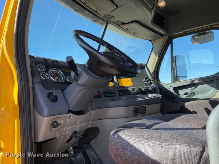 image for item LP9173 2017 Freightliner Cascadia 125  semi truck