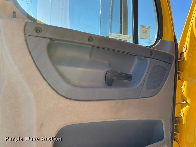 image for item LP9173 2017 Freightliner Cascadia 125  semi truck