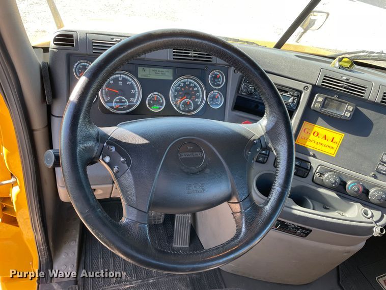 image for item LP9173 2017 Freightliner Cascadia 125  semi truck