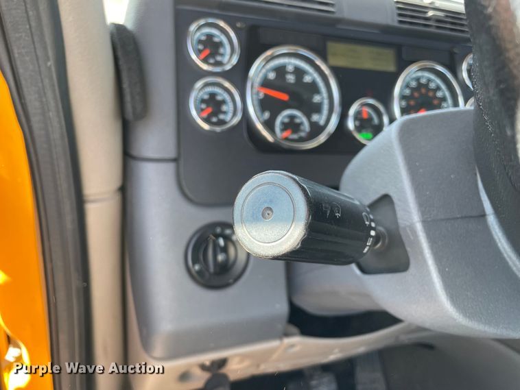 image for item LP9173 2017 Freightliner Cascadia 125  semi truck