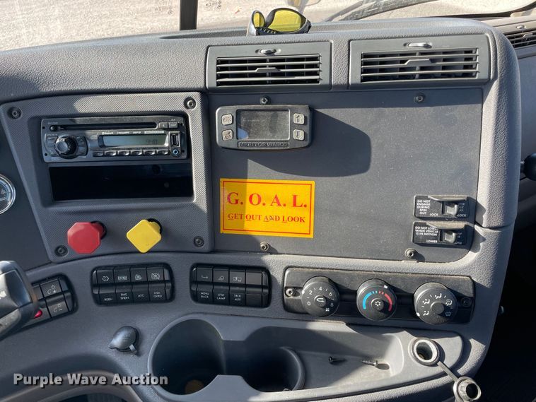 image for item LP9173 2017 Freightliner Cascadia 125  semi truck