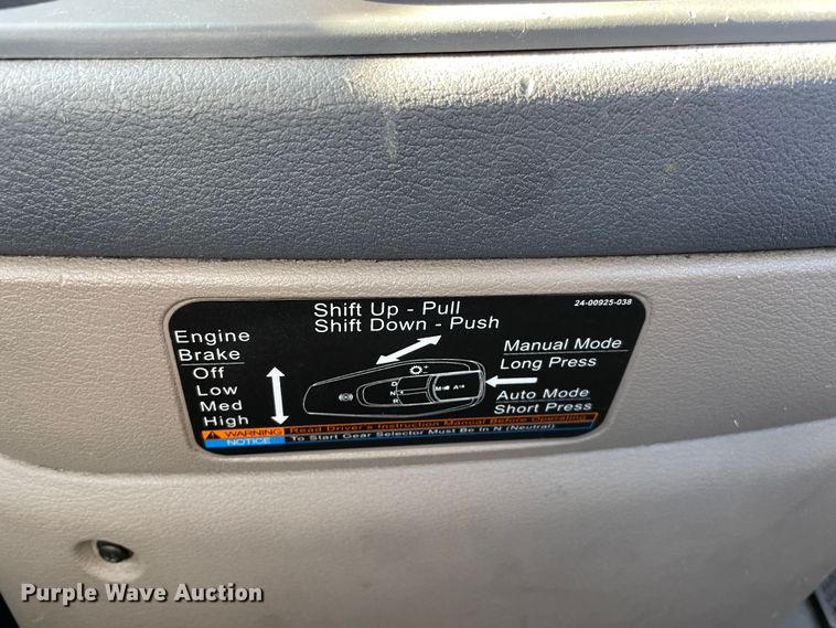 image for item LP9173 2017 Freightliner Cascadia 125  semi truck