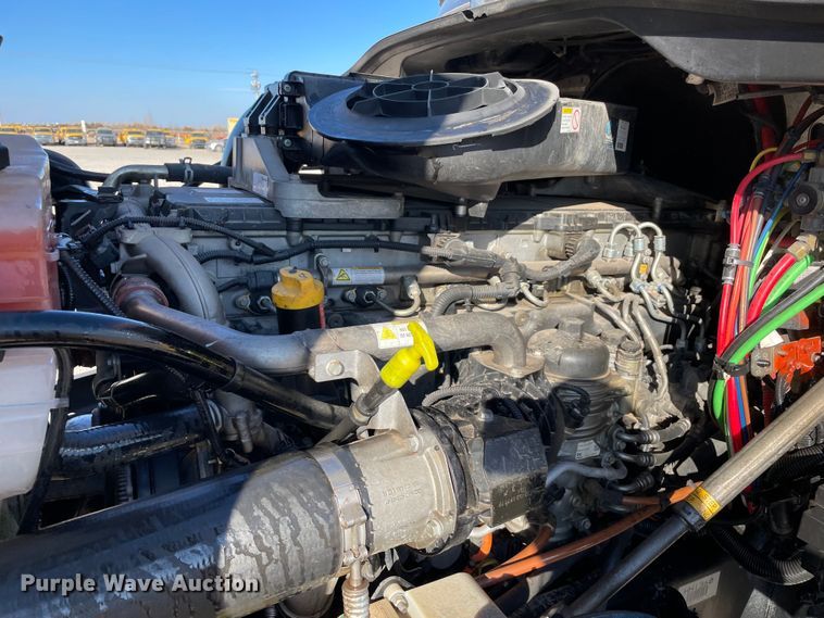 image for item LP9173 2017 Freightliner Cascadia 125  semi truck